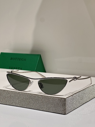 Солнцезащитные очки Bottega Veneta BV2890S