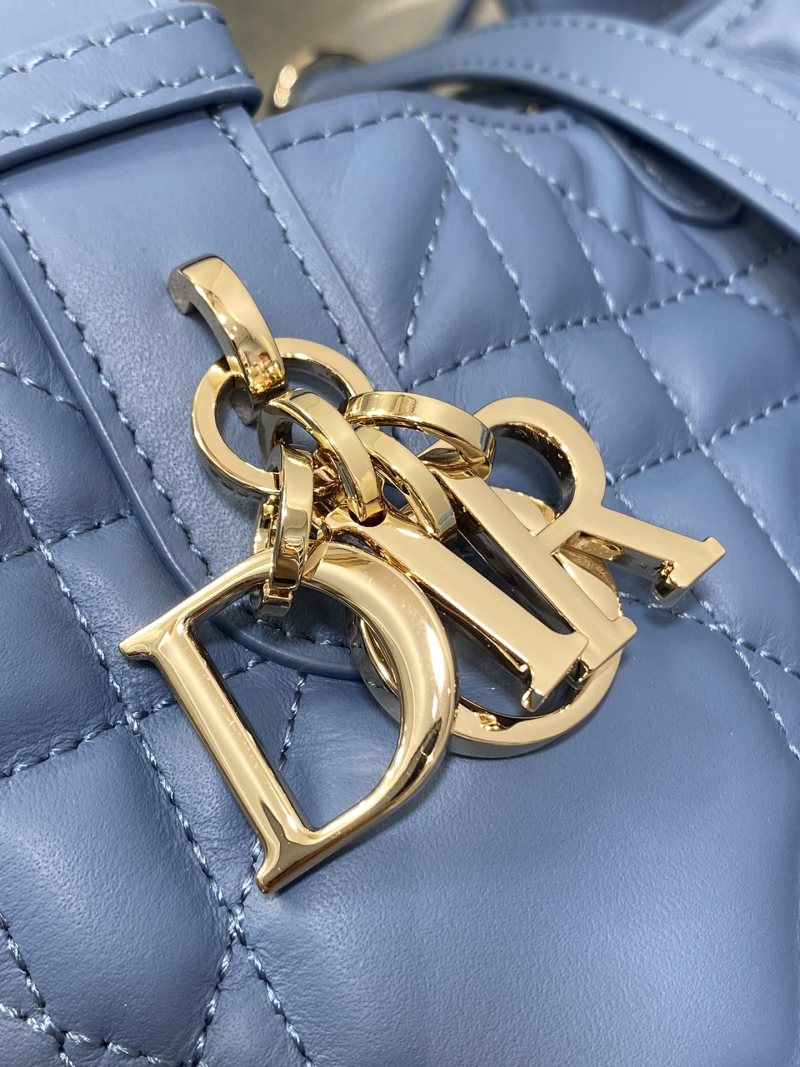 Синяя сумка Dior с квилтингом и золотой фурнитурой