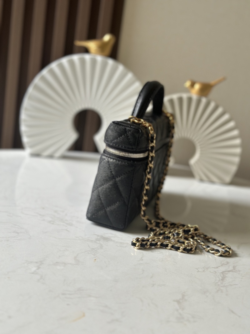 Черная кожаная сумка с цепочкой Chanel