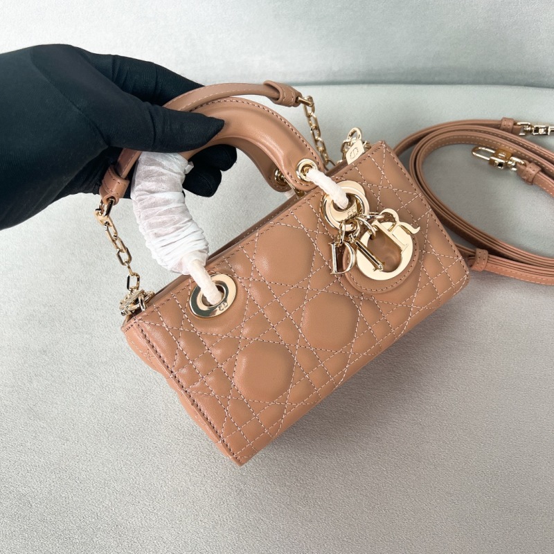 Женская сумка из кожи бежевого цвета с ручкой и ремнем Dior