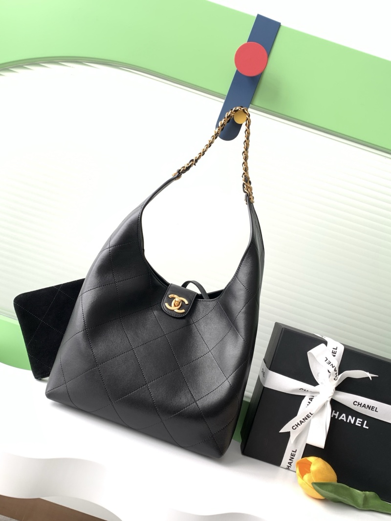 Черная сумка Chanel с цепочкой