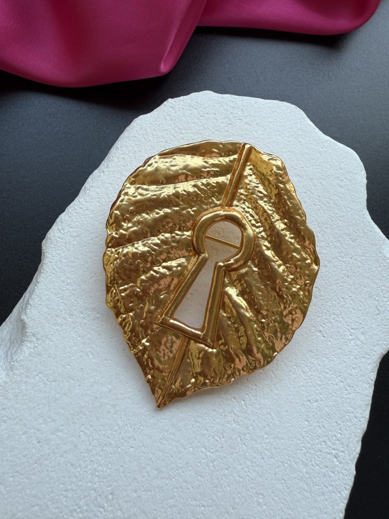 Брошь Schiaparelli в форме листа с ключом