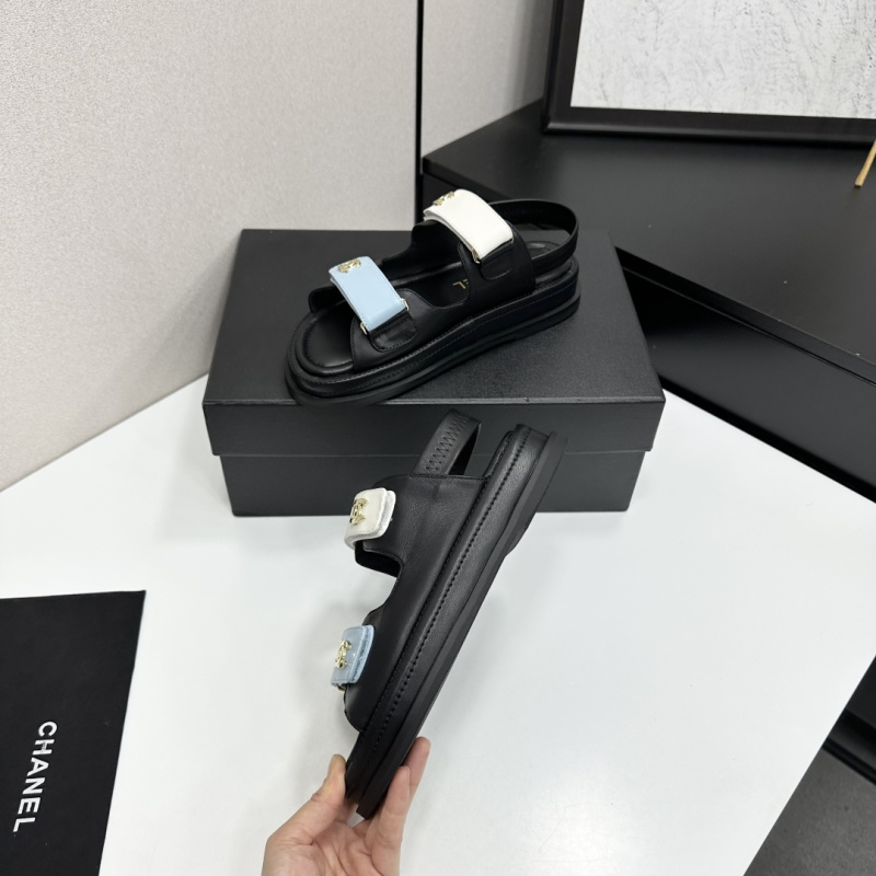 Женские кожаные сандалии на платформе с декоративными пряжками Chanel