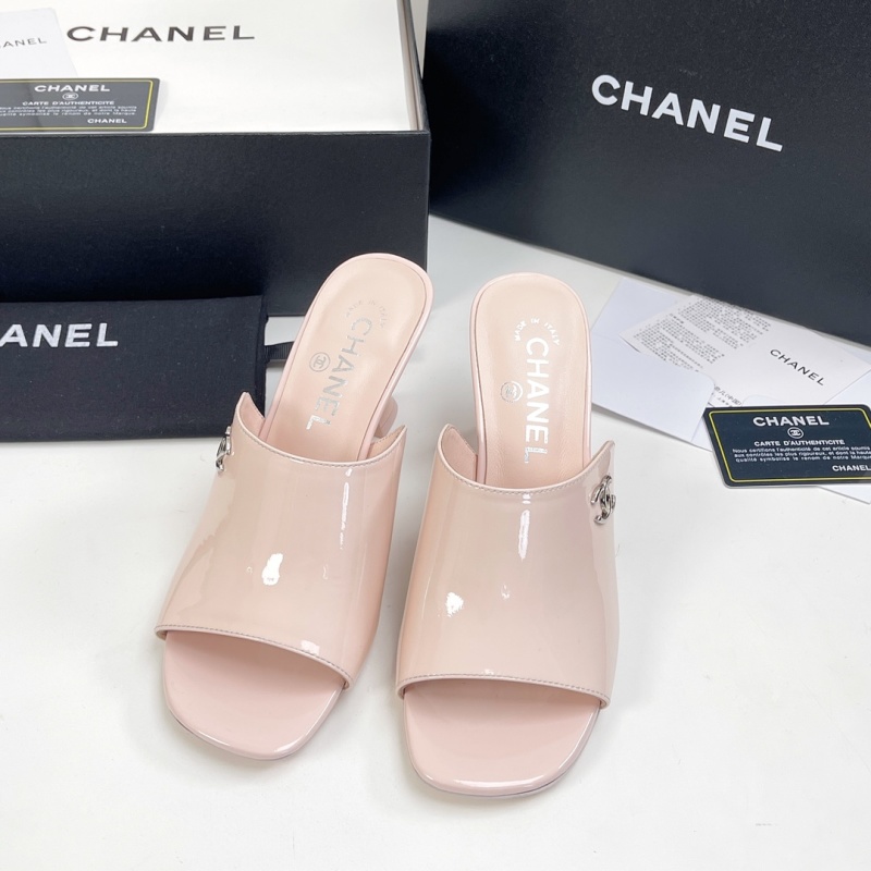 Женские лаковые мюли на каблуке с металлическим декором Chanel
