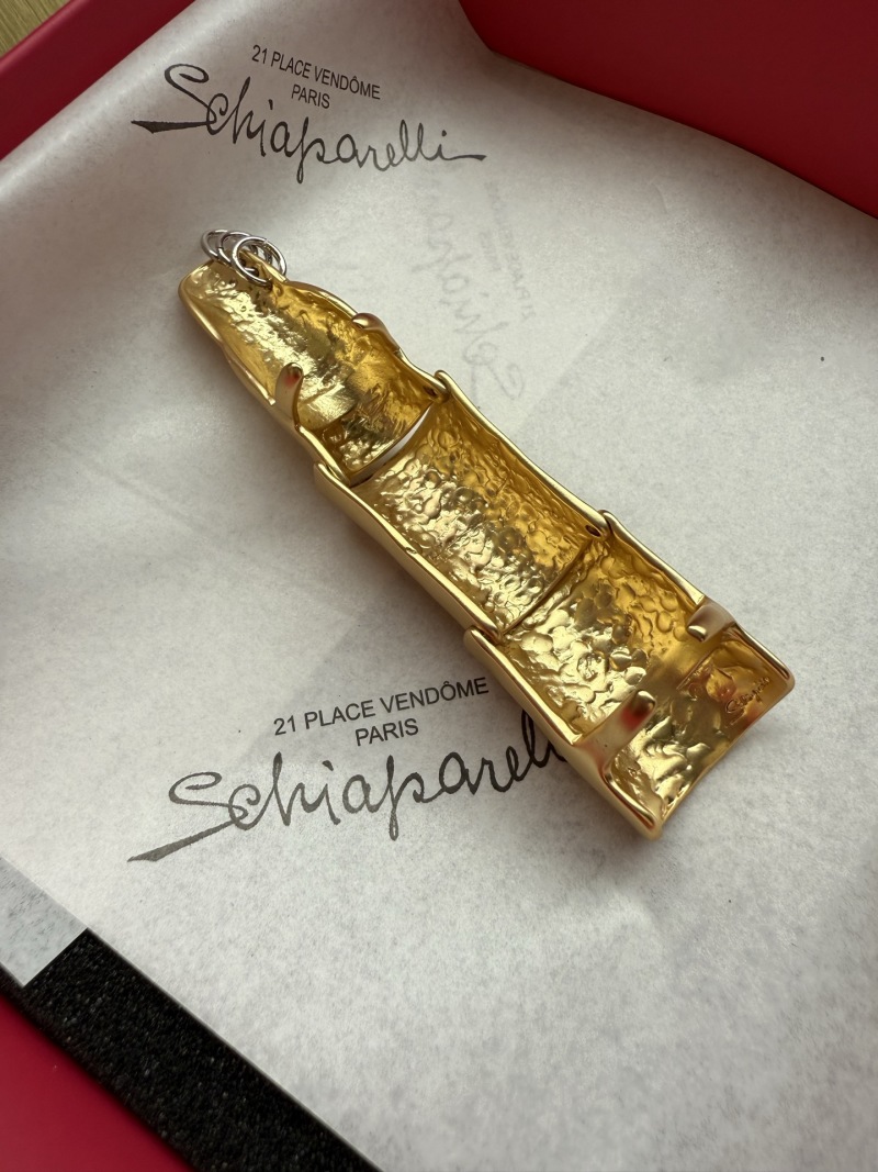 Брошь в виде лака для губ Schiaparelli