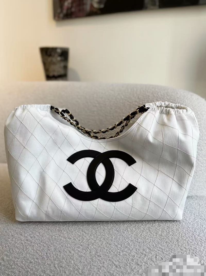 Белая сумка Chanel с двойным C