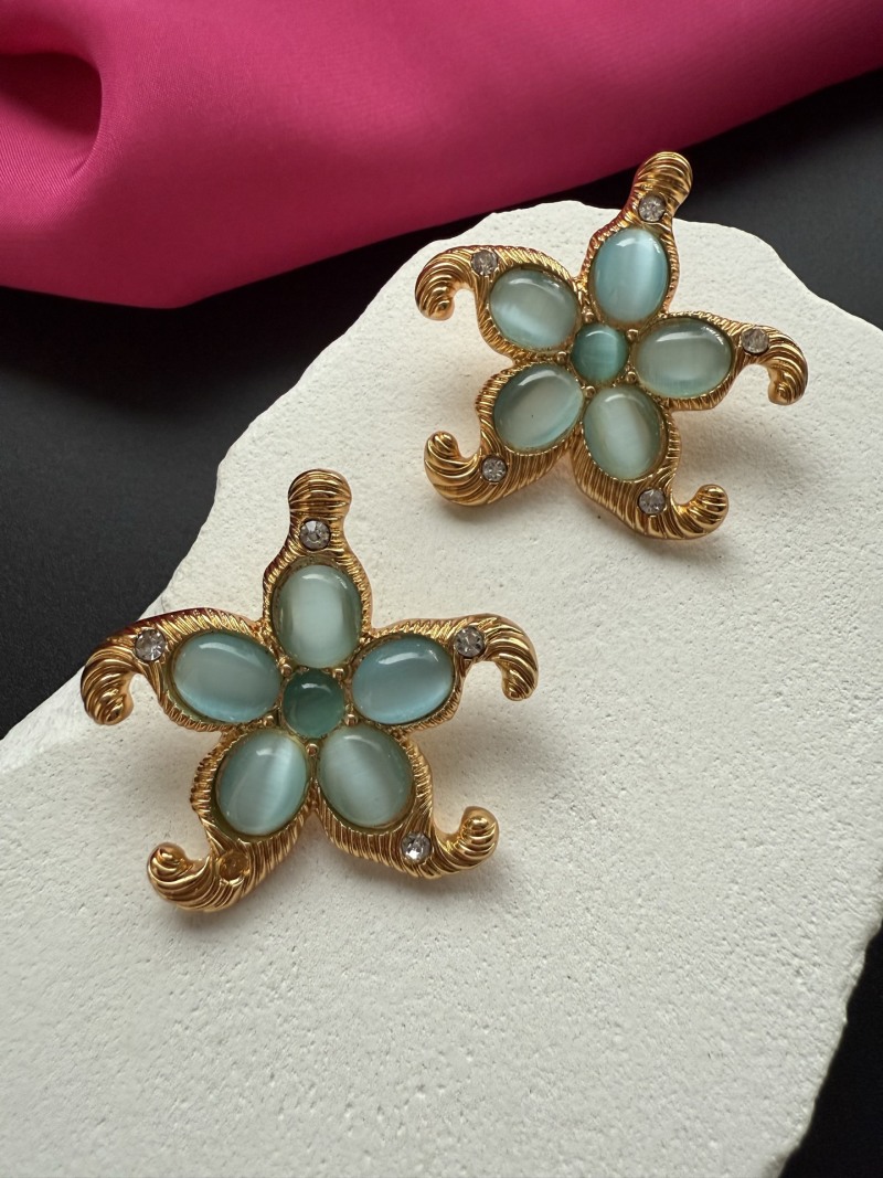 Серьги в форме цветка Schiaparelli
