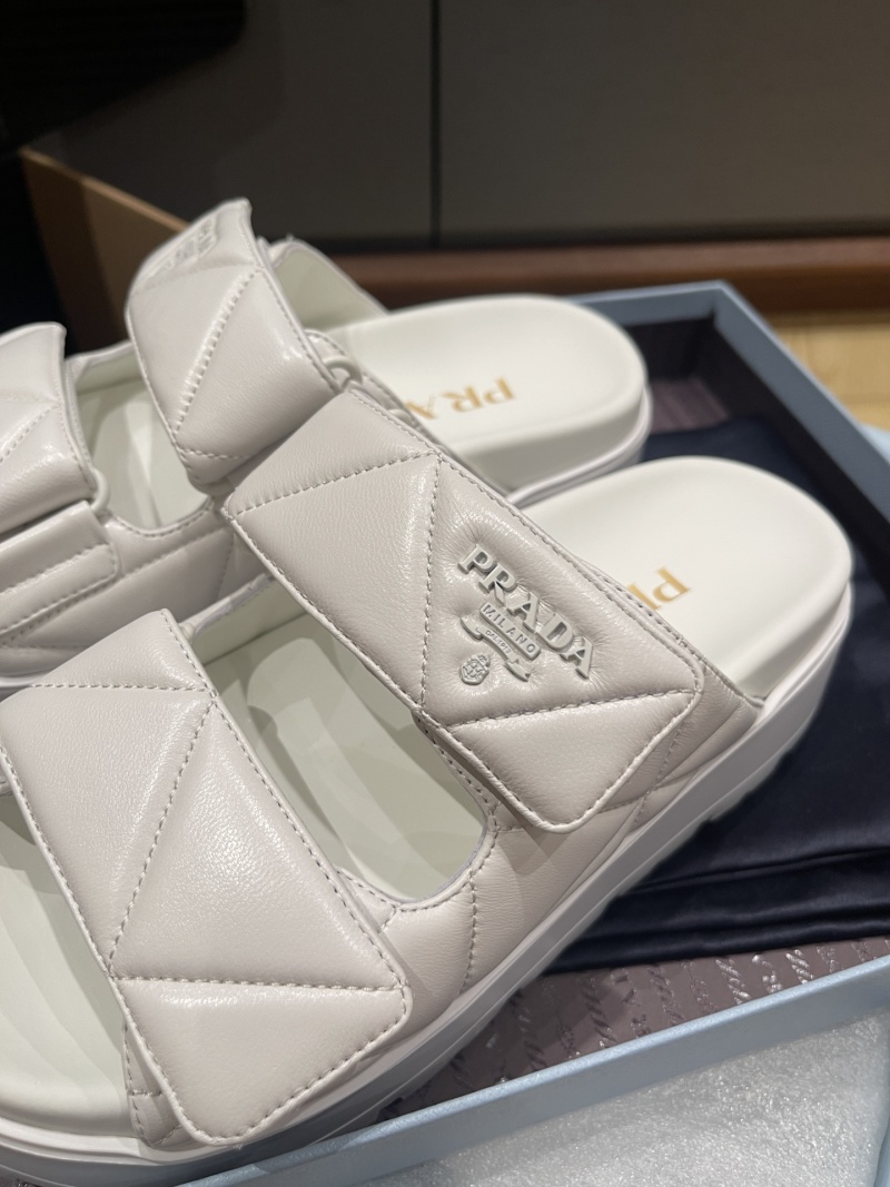 Шлепанцы на толстой подошве Prada