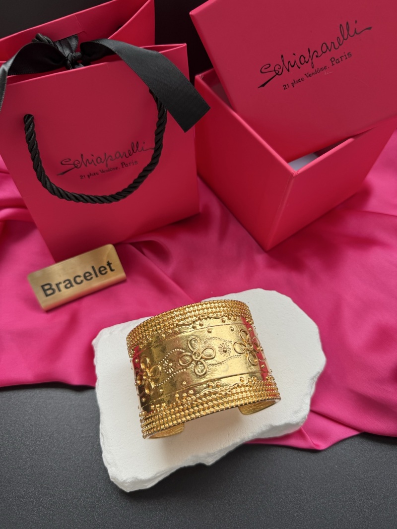 Золотистый браслет с узором Schiaparelli