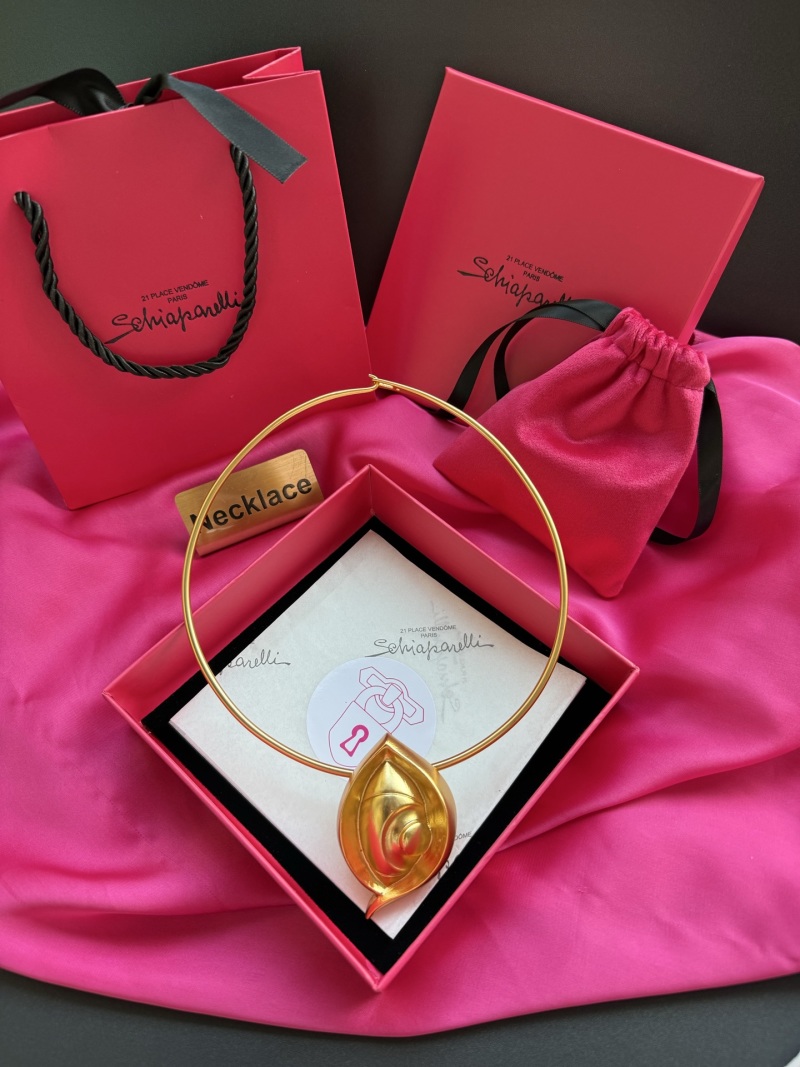 Золотистое колье с подвеской в виде ракушки Schiaparelli
