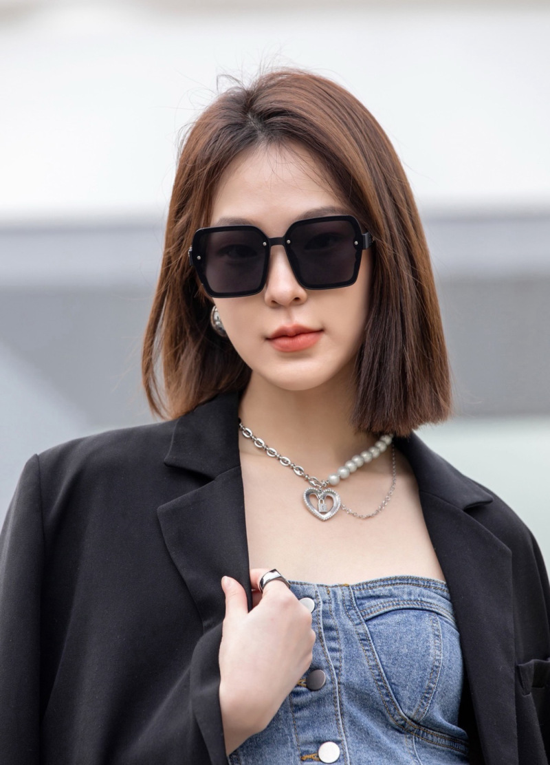 Женские солнцезащитные очки CHANEL с квадратной оправой