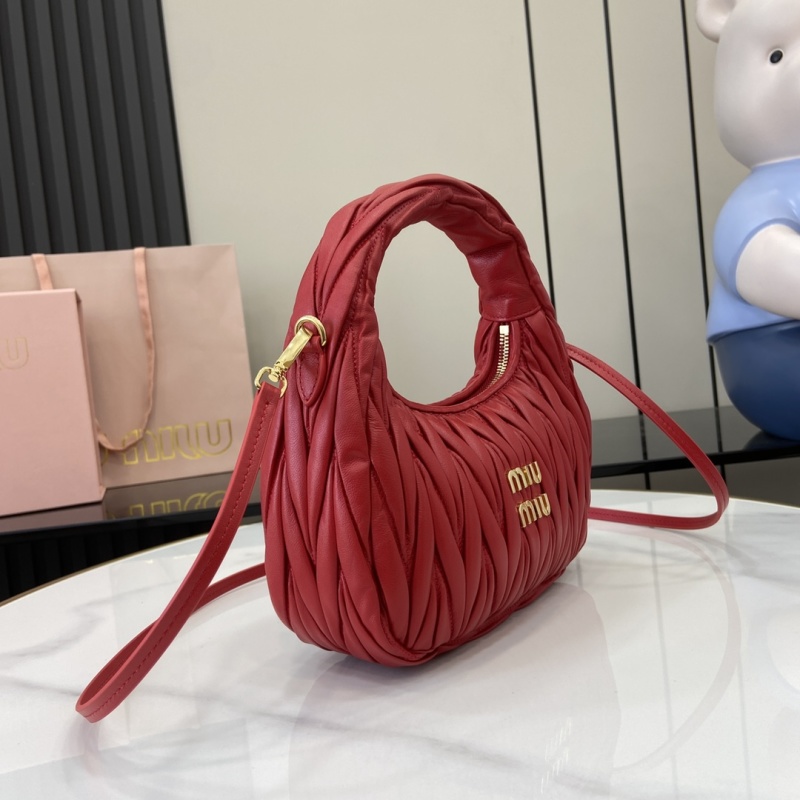 Сумка Miu Miu красная с плетеным дизайном