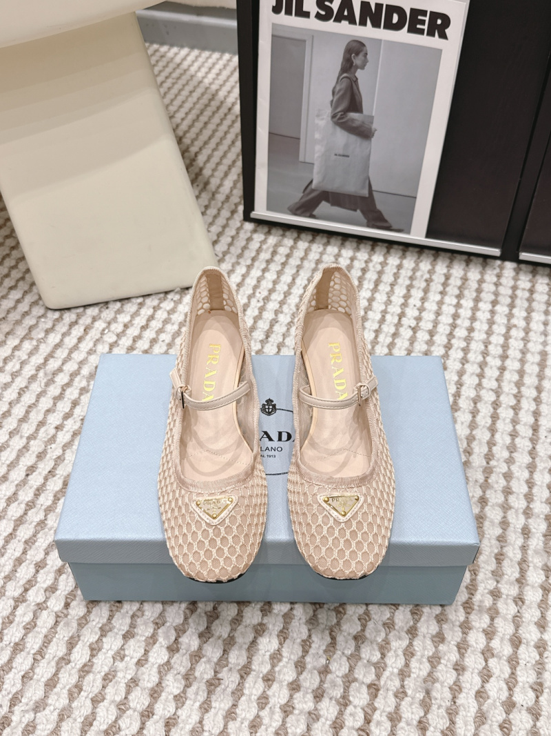 Женские туфли с сетчатым верхом и металлическим треугольником Prada
