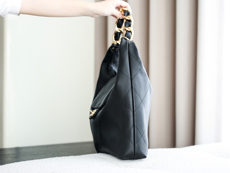 Стильная черная сумка Hobo с золотистыми элементами Chanel
