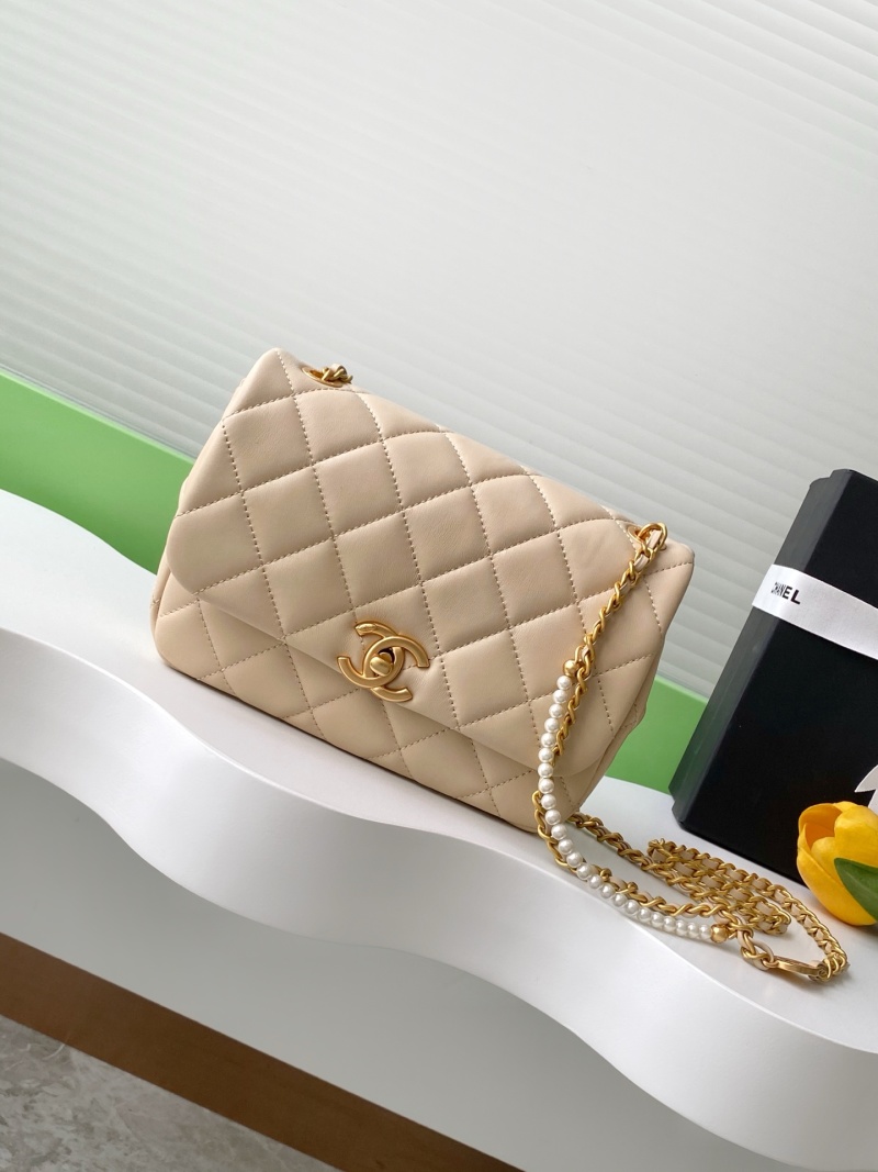 Женская сумка бежевая с жемчугом Chanel