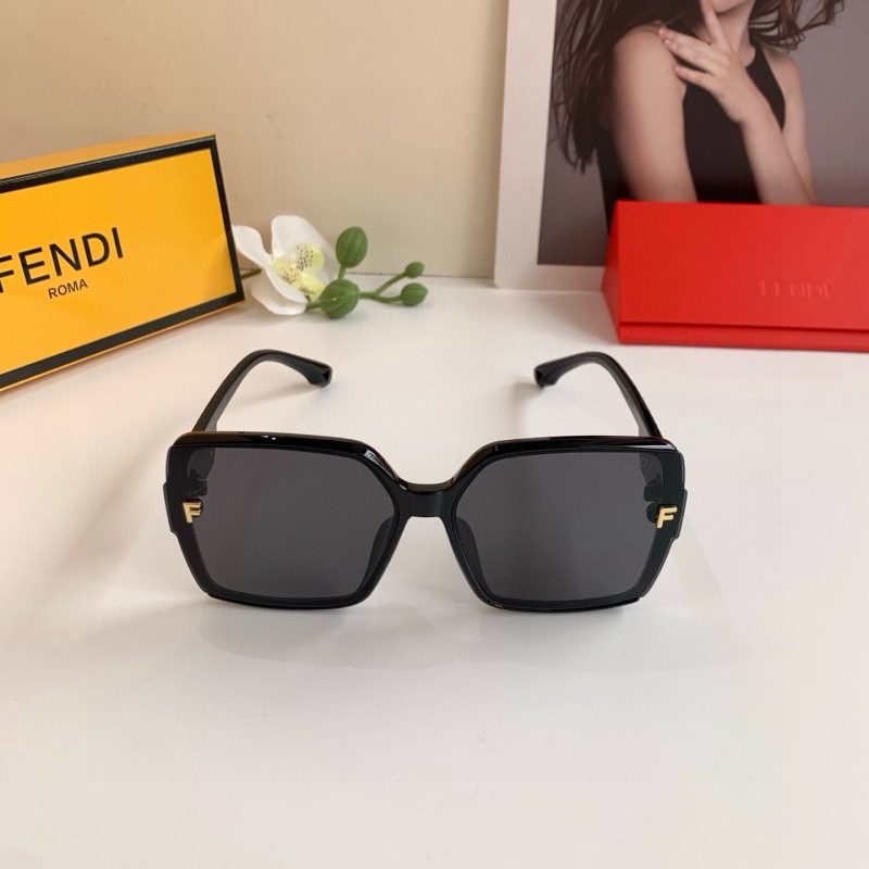Солнечные очки Fendi черные квадратные