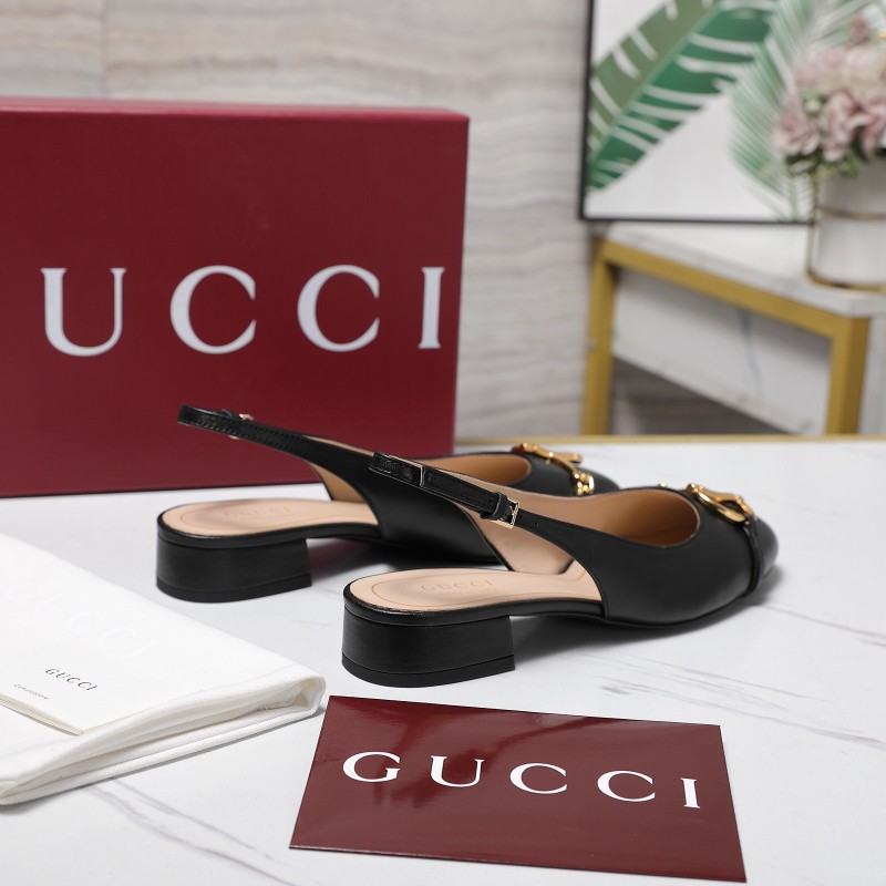 Женские черные босоножки с металлическим украшением Gucci