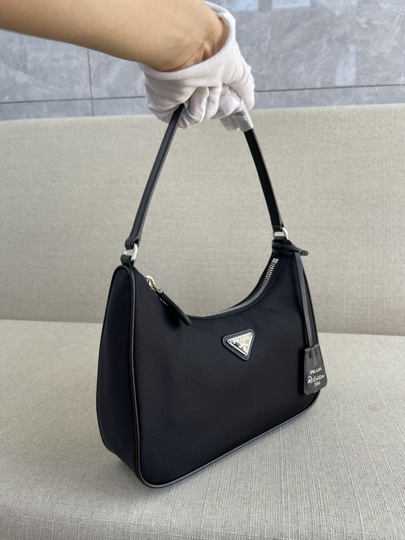 Черная сумка Prada Re-Edition 2005 из нейлона