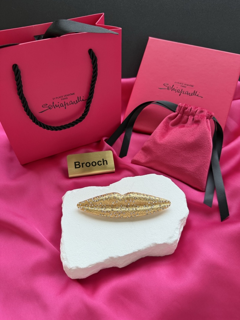 Брошь в форме губ Schiaparelli