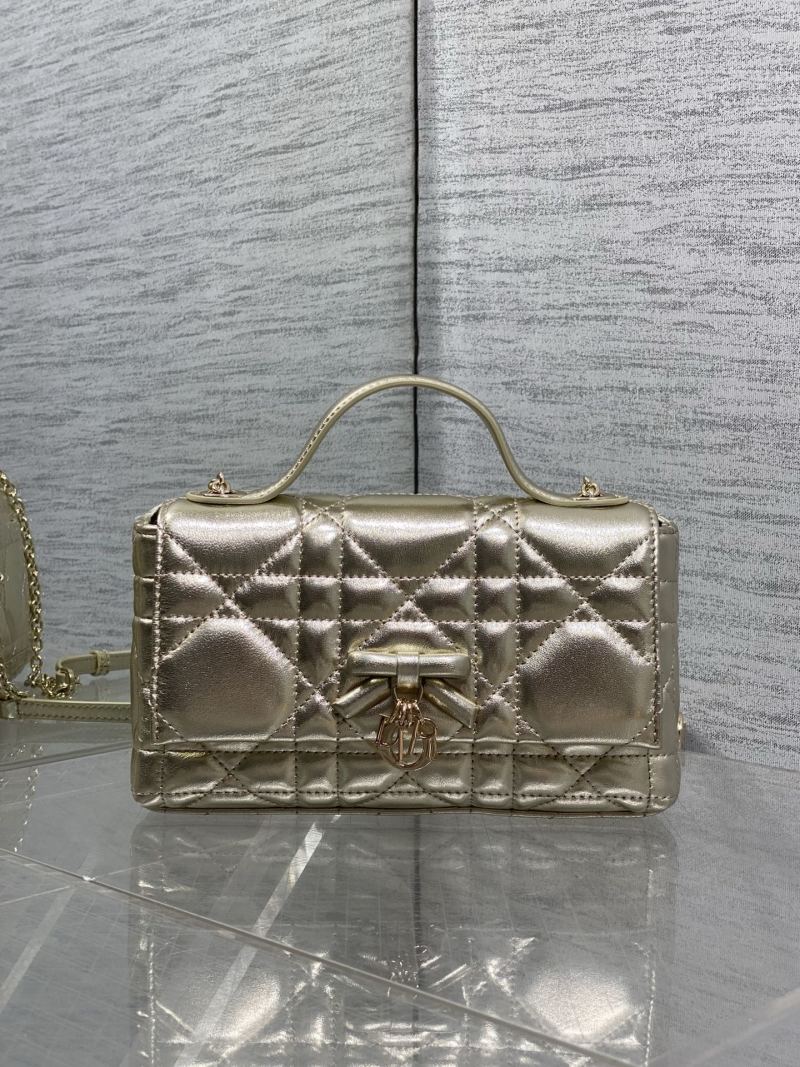 Маленькая сумка Dior золотистая с ручкой