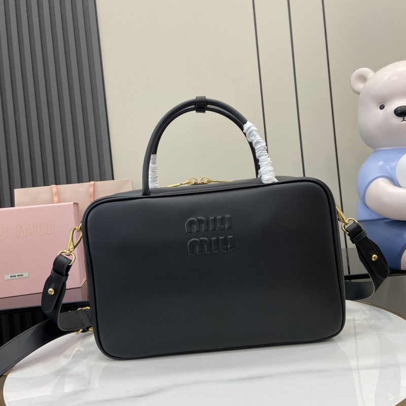 Черная сумка Miu Miu с логотипом