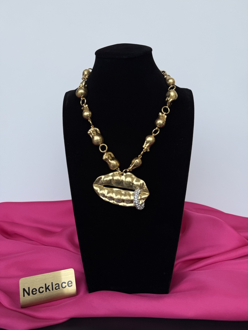 Золотистое колье с декоративным элементом в виде губ Schiaparelli