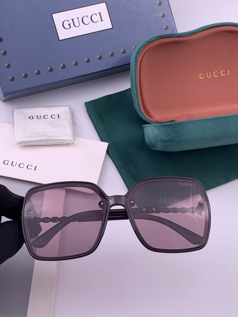 Квадратные солнцезащитные очки черного цвета Gucci