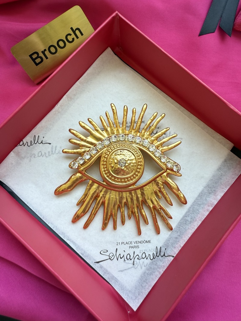 Брошь Schiaparelli в виде глаза