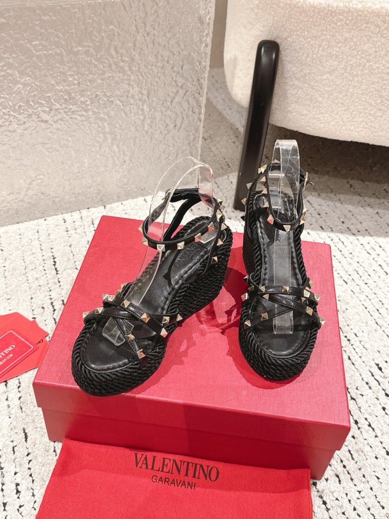 Женские черные босоножки Valentino с заклепками на платформе Valentino Garavani