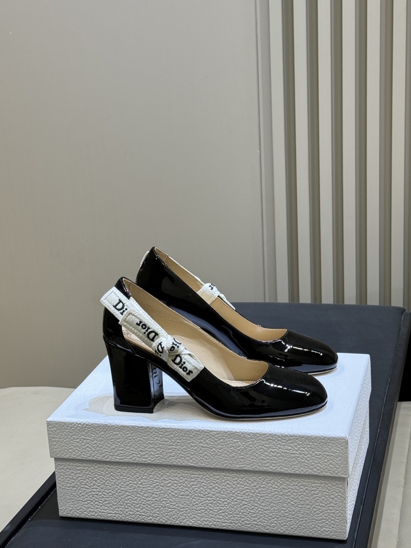 Черные лаковые туфли Dior с декоративным ремешком