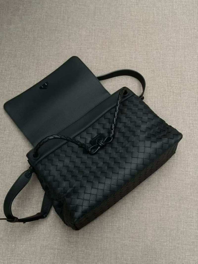 Чёрная сумка Bottega Veneta с плетением