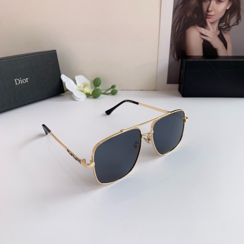 Солнечные очки Dior в золотой оправе квадратной формы
