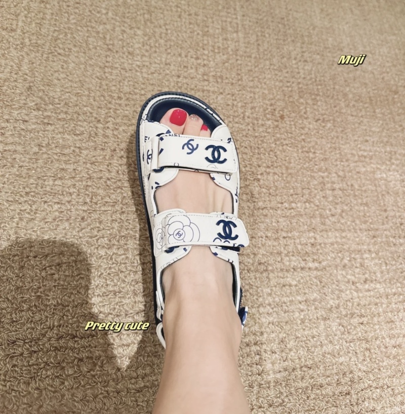 Женские сандалии Chanel белого цвета с логотипом
