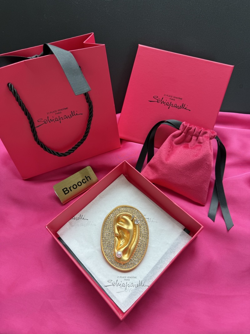 Брошь в виде уха с жемчугом и кристаллами Schiaparelli