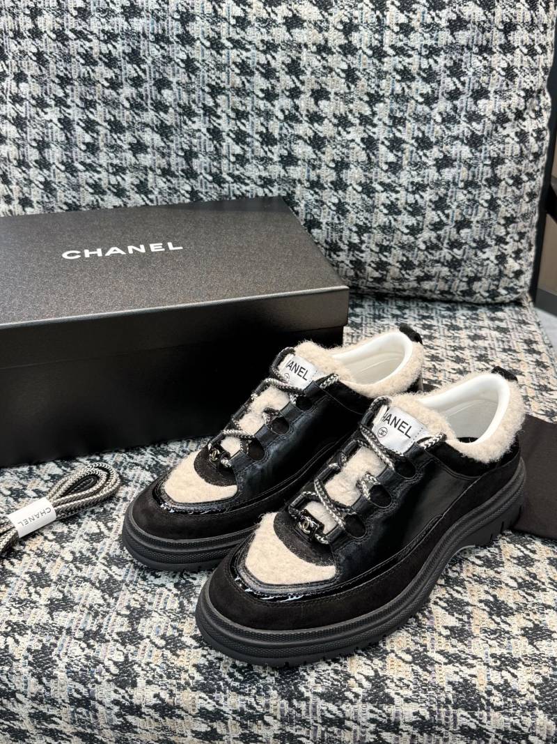 Женские черные кроссовки с меховой отделкой Chanel