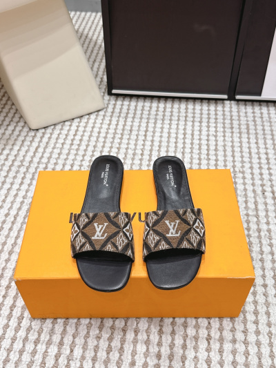 Шлёпанцы Louis Vuitton с монограммой