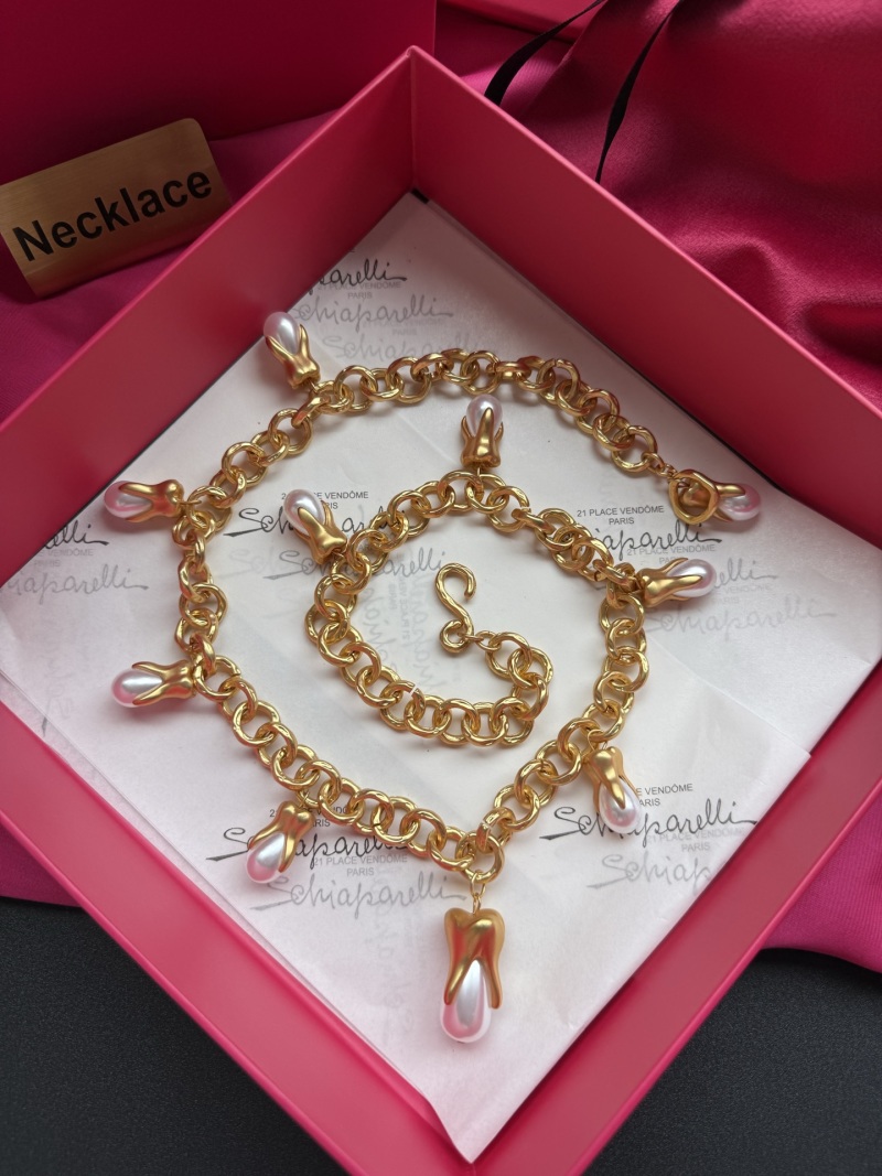 Колье с жемчугом и золотистыми элементами Schiaparelli