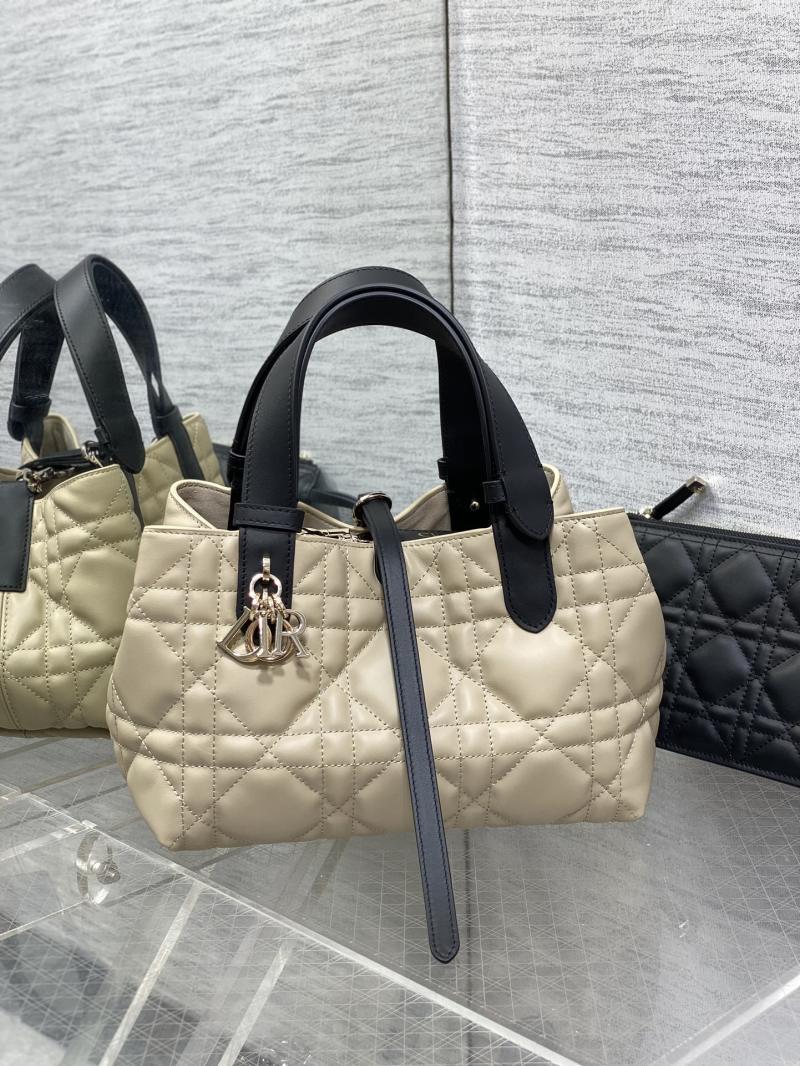Сумка Dior с квилтингом и металлической фурнитурой