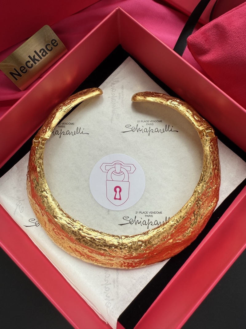 Золотистое колье с фактурной поверхностью Schiaparelli