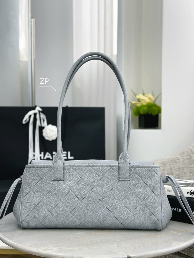 Сумка женская светло-серая с декоративной фурнитурой Chanel