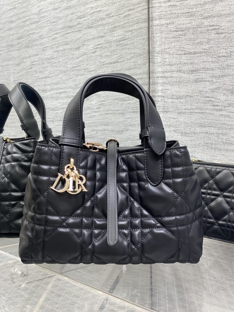 Черная кожаная сумка Dior с золотой фурнитурой