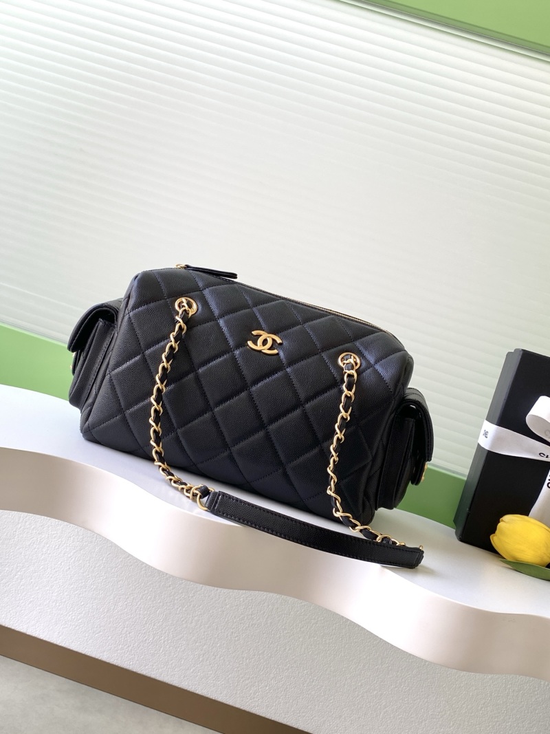 Черная сумка с цепочкой и золотистым замком Chanel