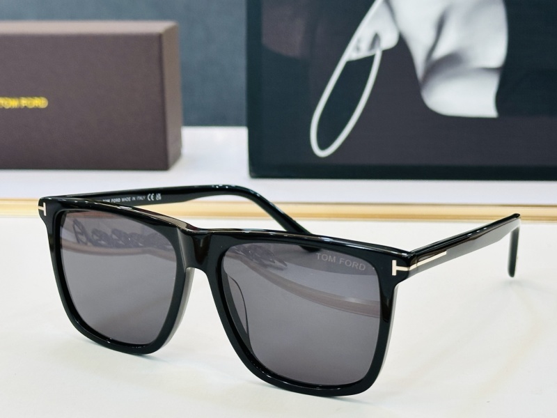 Tom Ford солнцезащитные очки модель FT0832