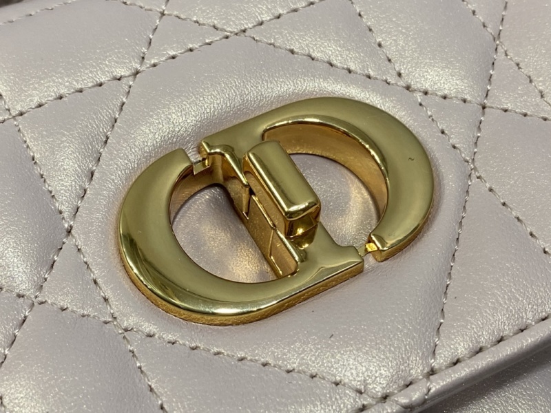 Клатч Dior Caro пудровый с золотой фурнитурой