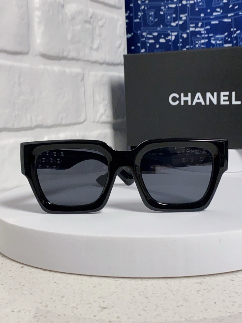 Солнцезащитные очки Chanel в квадратной оправе
