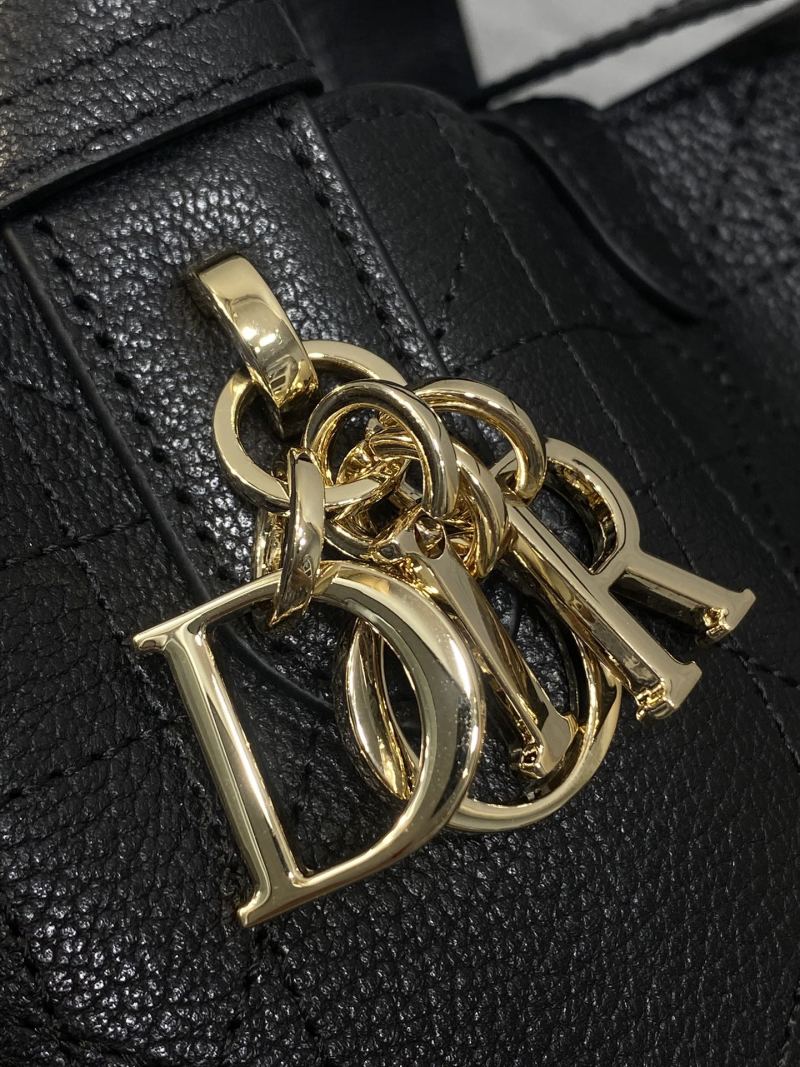 Черная сумка Dior с золотым логотипом