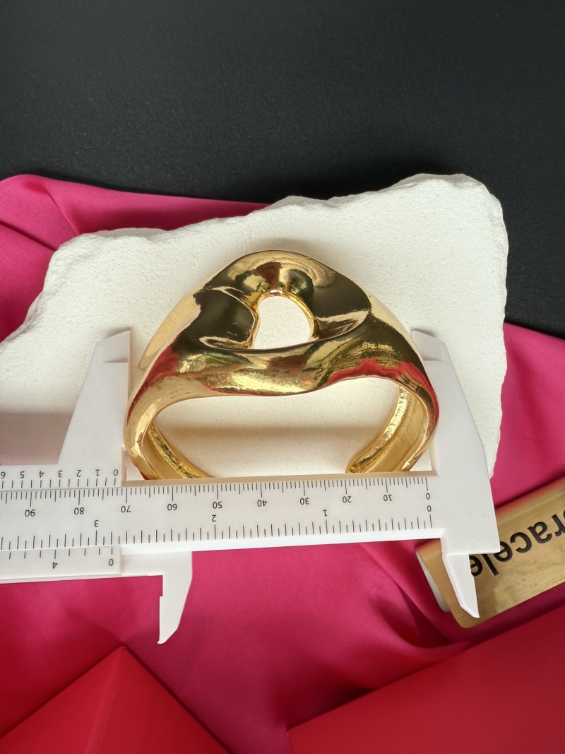 Золотистое кольцо Schiaparelli