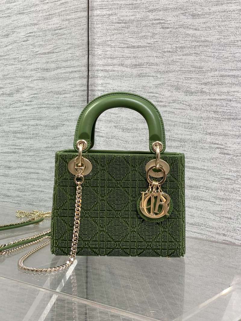 Зеленая сумка Lady Dior с бисером