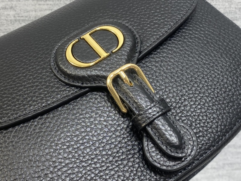 Черная кожаная сумка Dior с золотой фурнитурой