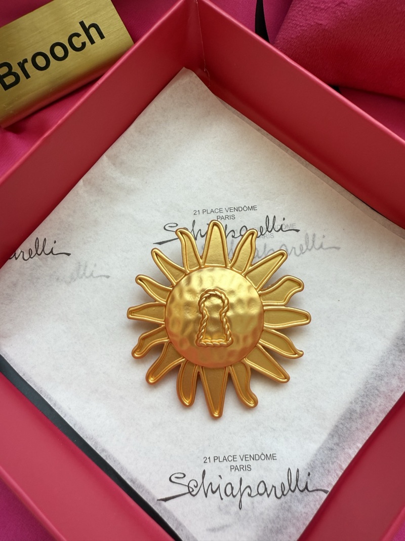 Брошь Schiaparelli в виде солнца с ключом